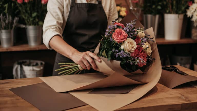 Жители Астаны больше алматинцев тратятся на цветы и подарки любимым