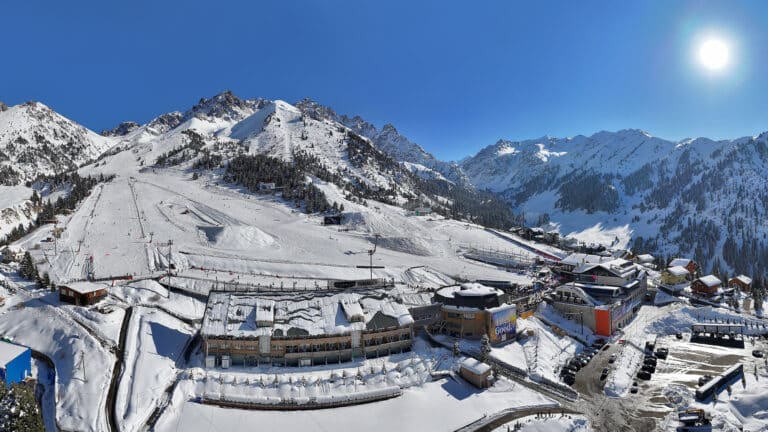 На Шымбулаке появился первый в истории курорта каток