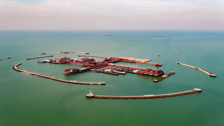 Аккенженов прокомментировал суды по Кашагану и Карачаганаку