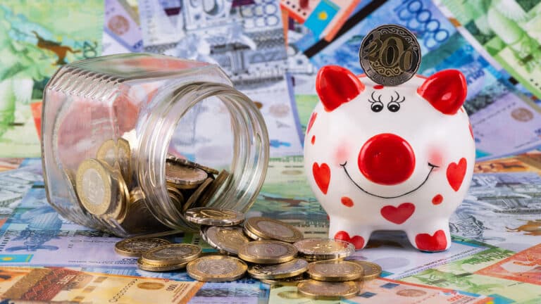 Как казахстанцы копят деньги: названы самые популярные способы