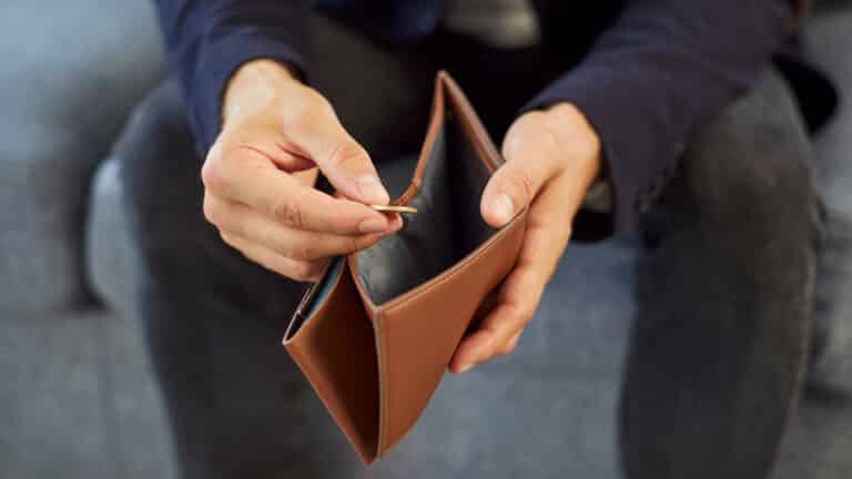 Батталова: казахстанцы тратят все деньги на жилье и остаются бедными