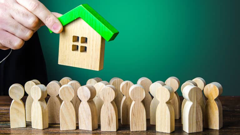 Тысячи казахстанцев могут исключить из очереди на жилье от государства