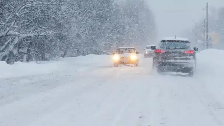 В нескольких областях Казахстана из-за непогоды ограничили движение на трассах