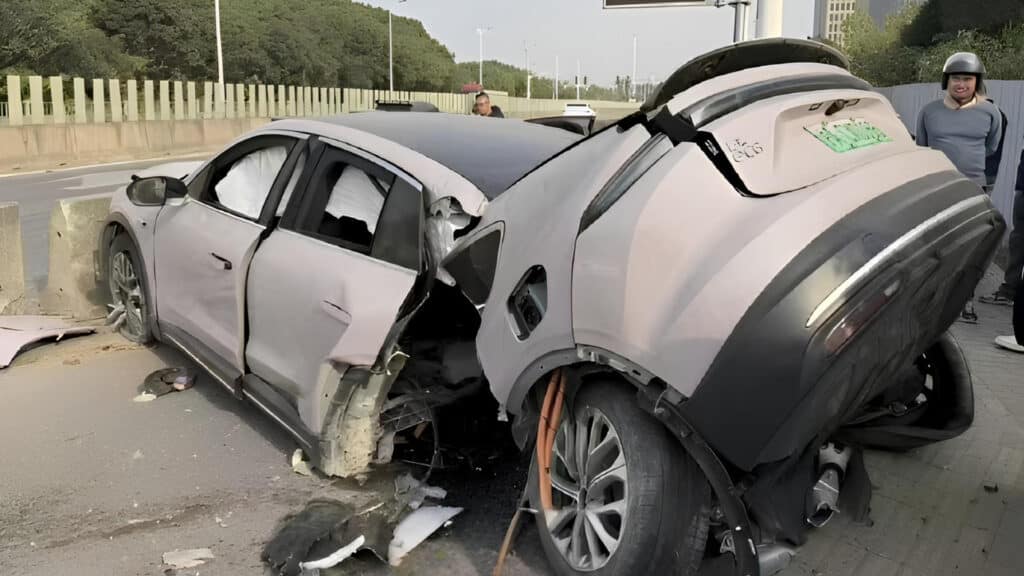 Китайский кроссовер разорвало надвое в жестком ДТП, но все выжили