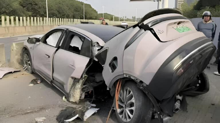 Китайский кроссовер разорвало надвое после ДТП, но все выжили