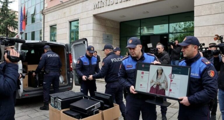 Албанияның ЖИ-министрін жемқорлыққа барды деп айыптап, өшіріп тастады