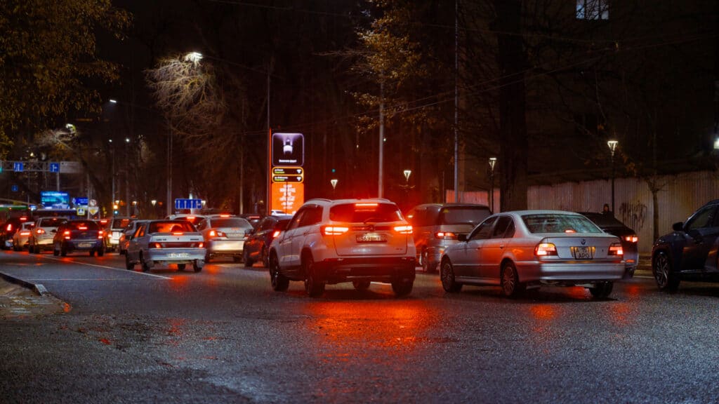 Алматинцы назвали самые опасные дороги для пешеходов и водителей