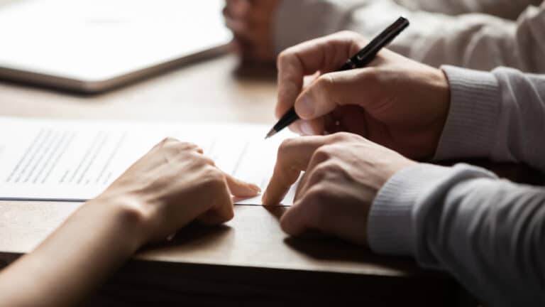 В Казахстане хотят запретить оформление работников по ГПХ