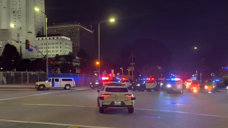 Беспилотное такси выехало на линию огня полиции во время задержания