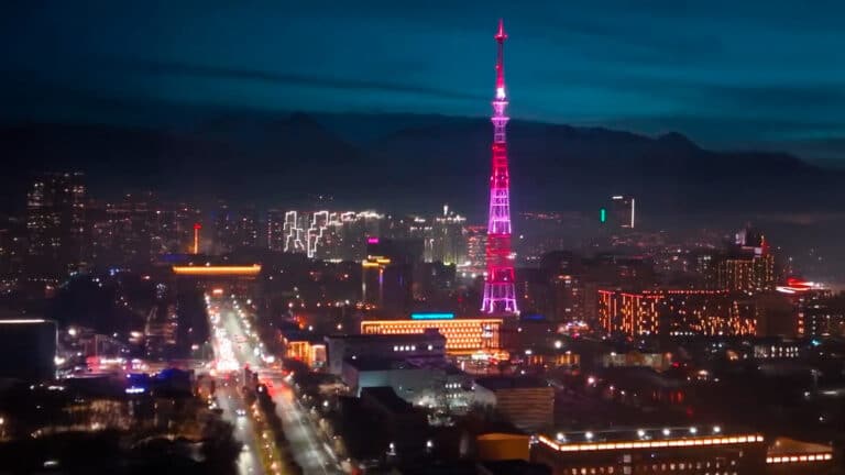 Две телебашни и огни вечернего Алматы в одном кадре показал фотограф