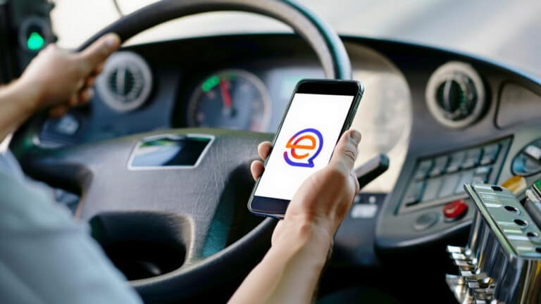 Водитель автобуса снял нарушителей ПДД и вызвал бурное обсуждение в сети