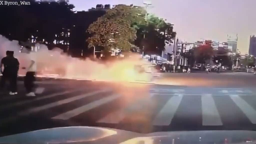 Электробайк загорелся на ходу и превратил курьера в факел