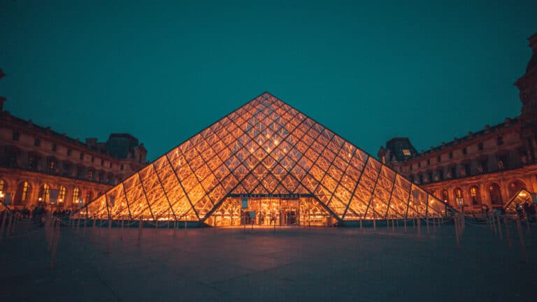 Поход в Лувр стал дороже для казахстанцев после ограбления
