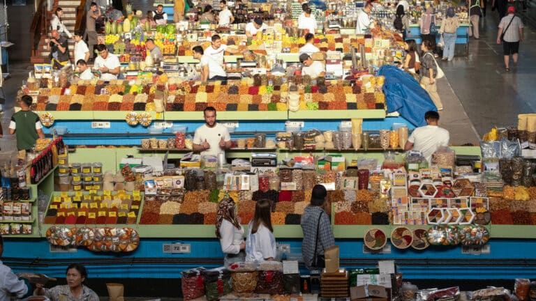 Казахстанцам не до покупок: в стране замедляется торговля