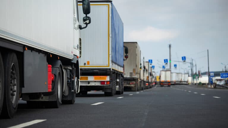 Перуашев заявил, что казахстанские фуры сутками стоят на границе с Китаем