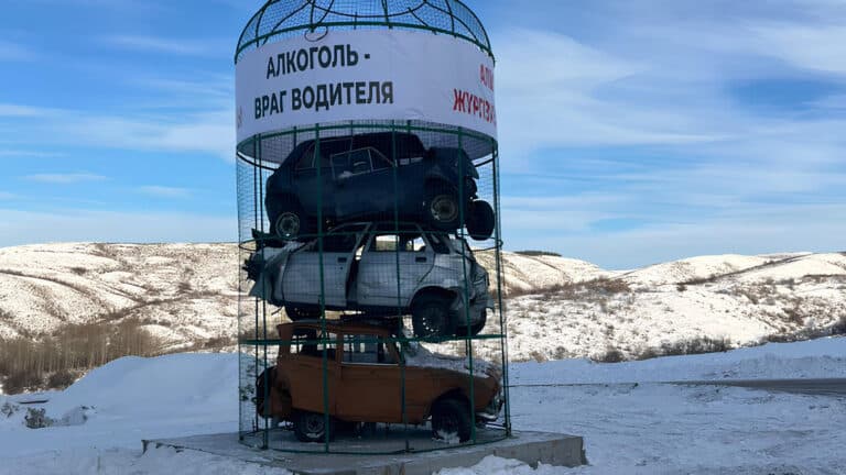 Огромная бутылка с разбитыми машинами внутри предупреждает водителей в ВКО