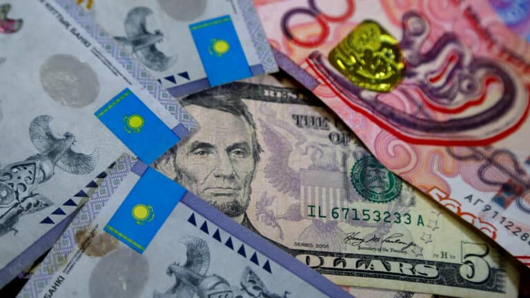 Доллар рухнул до 500 тенге за пять дней до Нового года