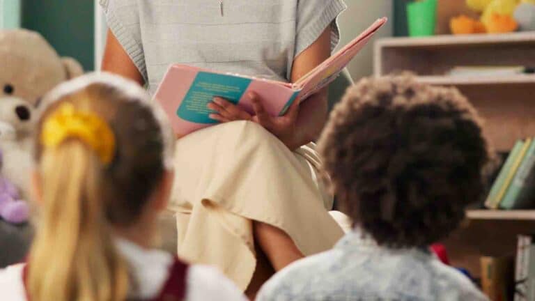 «Магистр болсаң да, айлық өзгермейді»: тәрбиешілер неге тең құқыққа ие емес