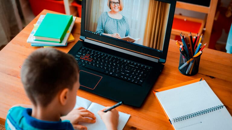 Учеников второй смены в Астане перевели на онлайн-обучение из-за непогоды