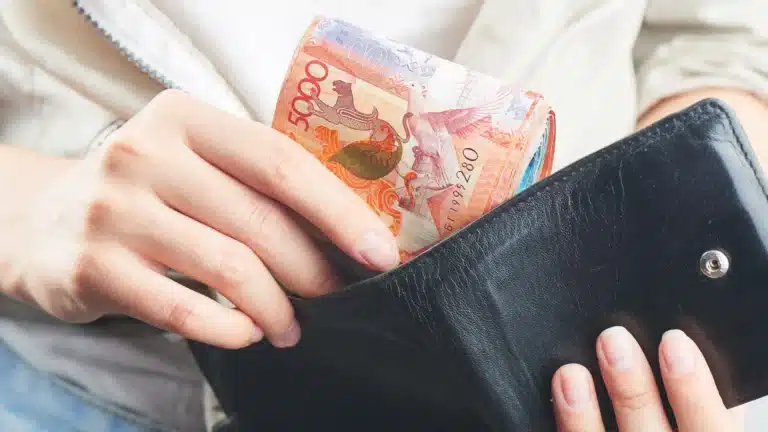 Каждый третий казахстанец предпочитает расплачиваться наличными