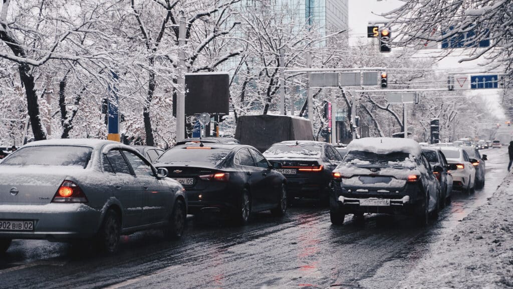 В Алматы сильный снегопад привел к 58 ДТП за ночь