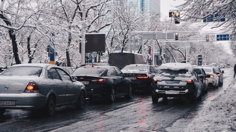 В Алматы сильный снегопад привел к 58 ДТП за ночь