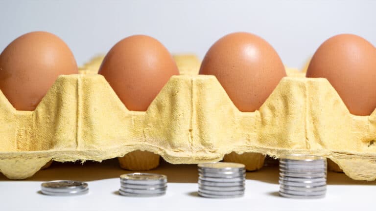 Казахстанцам не стоит расслабляться из-за замедления инфляции, считает экономист