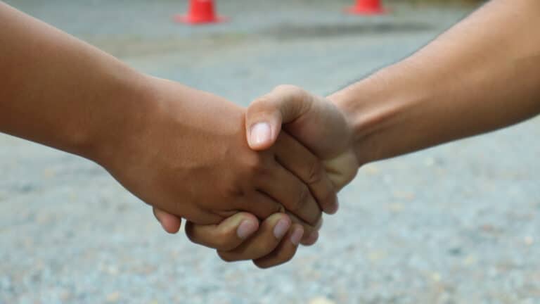 Сцена на обочине с участием казахов и чеченца растрогала Казнет