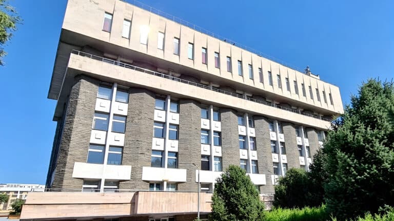 Экс-глава «КазМунайГаза» и его сын получат миллионные дивиденды от БЦ в Алматы