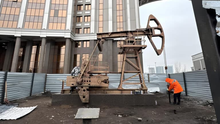 У офиса Минэнерго в Астане устанавливают нефтяную мини-вышку