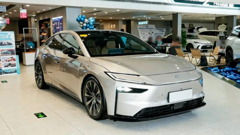 Электрическая замена Toyota Camry уже заполняет дилерские центры в Китае