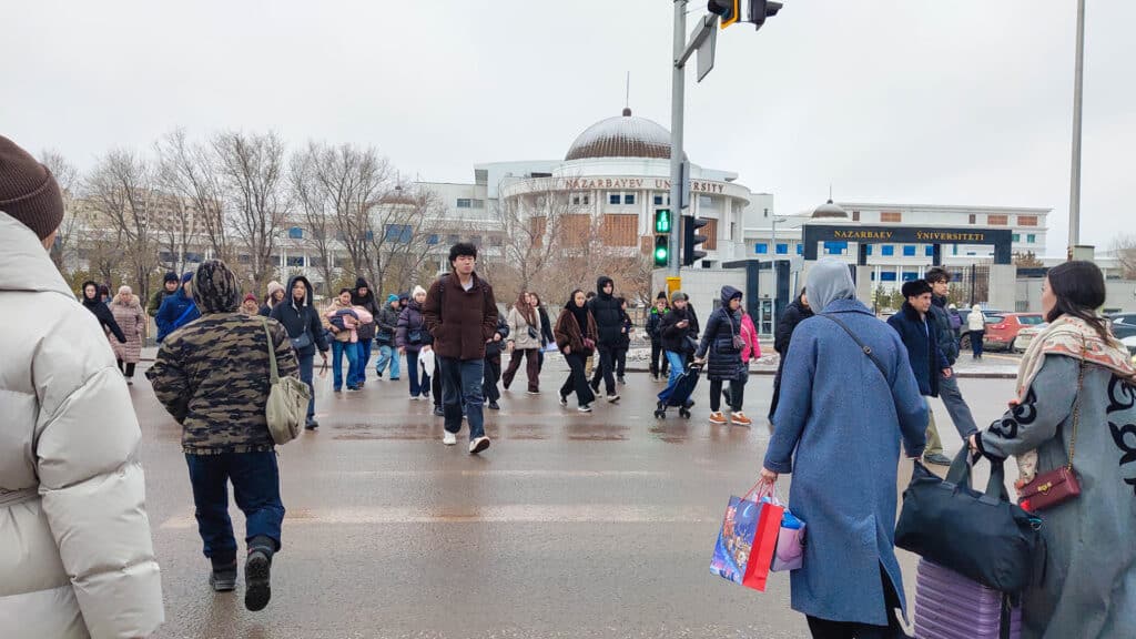 Астана и Алматы оказались в антилидерах по покупкам: деньги есть, но не на комфорт