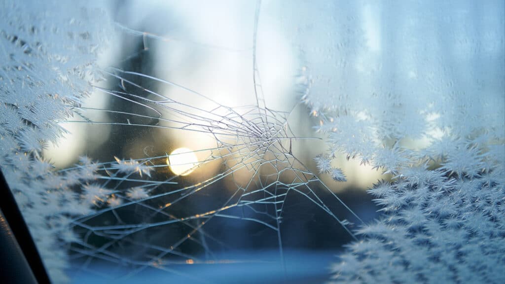 Казахстанцы поделились способами борьбы с обледенением стекол авто