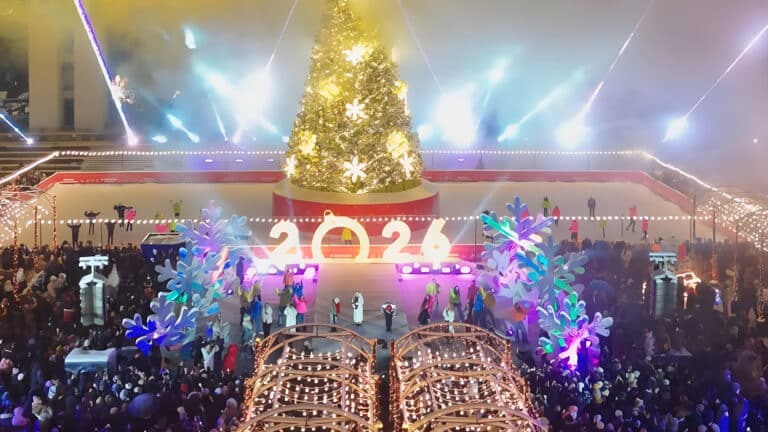 Горожане публикуют фото главной елки Алматы