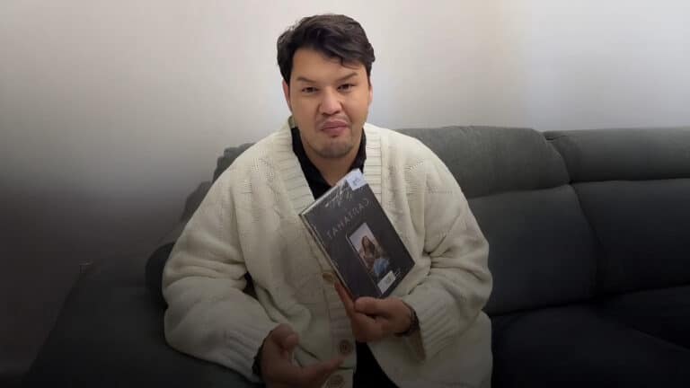 Айтбек Амангельды показал книгу о своей сестре Салтанат