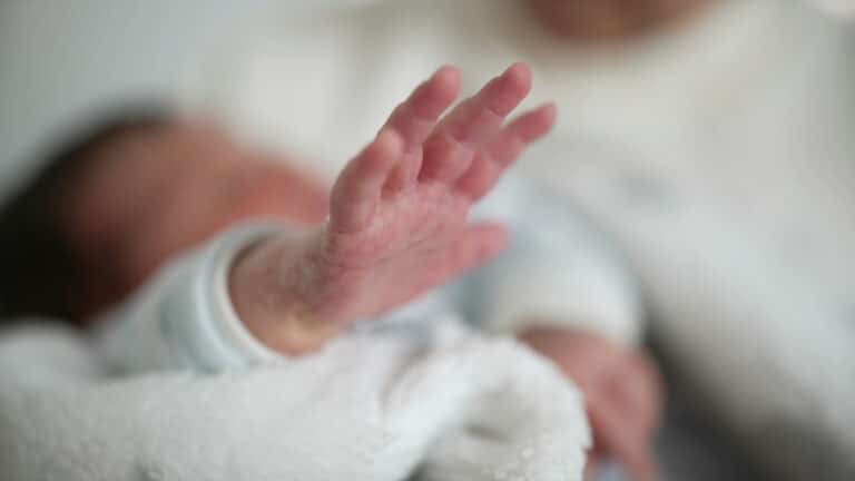 «Бизнес» по продаже младенцев обнаружили в Алматы