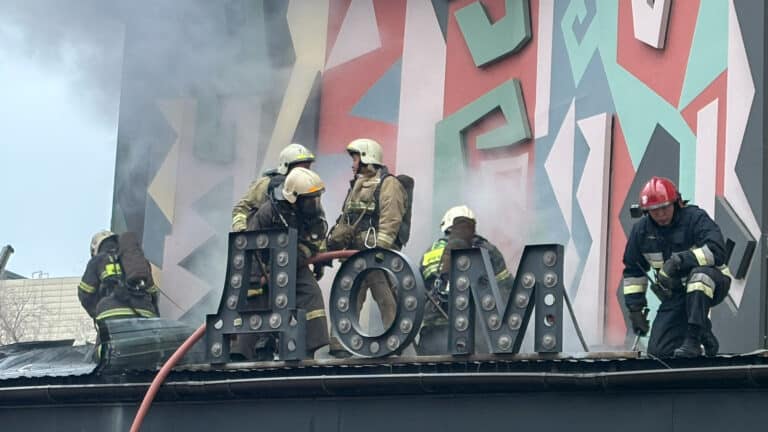 Крыша исторического магазина «Россия» загорелась в Алматы