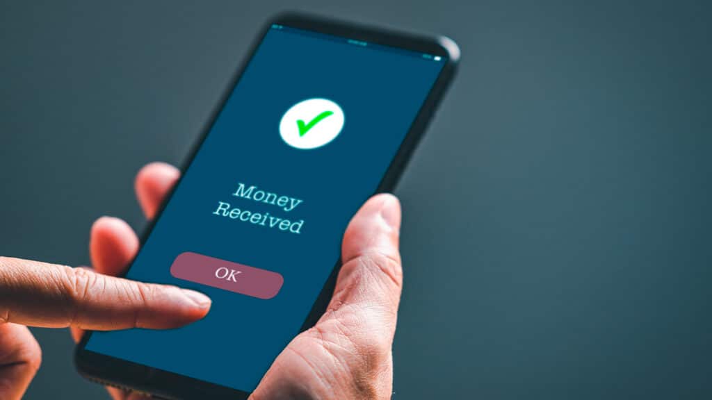 Минфин обещает не блокировать карты казахстанцев, получивших много мобильных переводов/shutterstock, бильд-редактор: Дастан Шанай