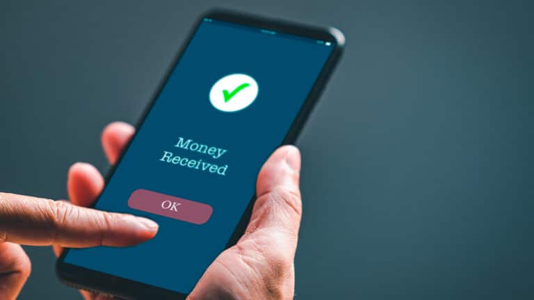 Минфин не будет блокировать карты казахстанцев, получивших много мобильных переводов