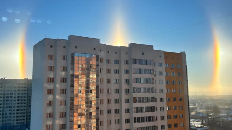 В Астане увидели светящиеся столбы в небе