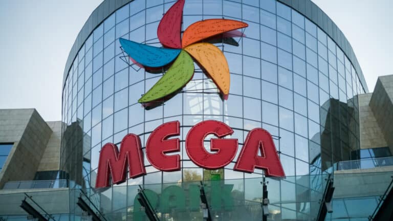 В Алматы экстренно эвакуировали людей из двух ТРЦ Mega