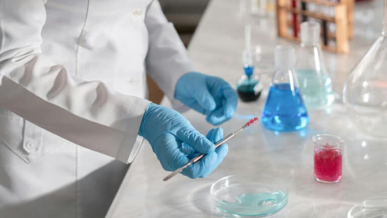 Министр Нурбек обещал лекарство от рака к концу 2025 года, но оно пока не готово