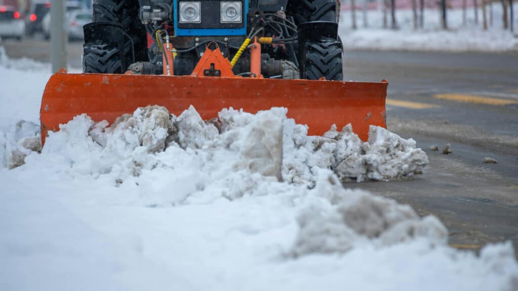 Водителей в Казахстане призвали пропускать снегоуборочные машины