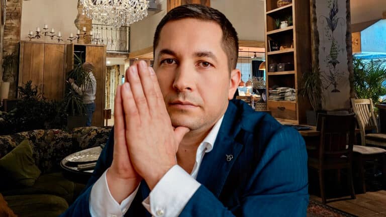 Казахстанцы добились зарплаты бармену, отменив целую сеть ресторанов и ее владельца