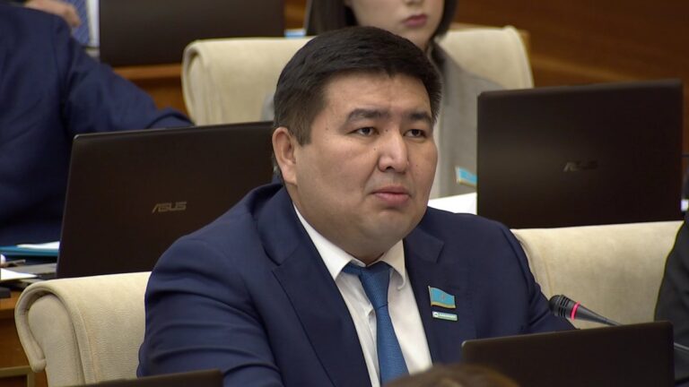 Депутаттар сөзін алдында ала сүзгіден өткізіп ала ма? – Елнұр Бейсенбаев жауап берді
