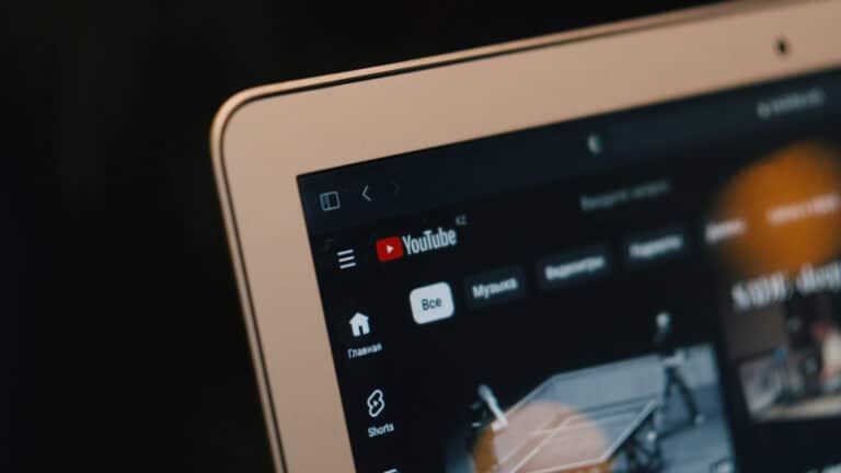 YouTube стал активнее «подсовывать» пользователям низкокачественные ИИ-видео