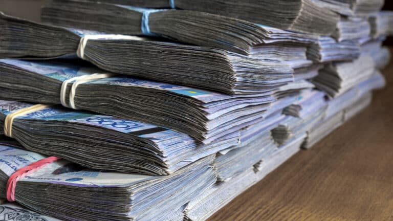 В какие банки активно несли деньги казахстанцы