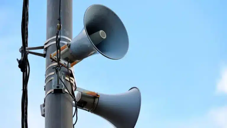 В Алматы эвакуируются сотрудники БЦ из-за землетрясения