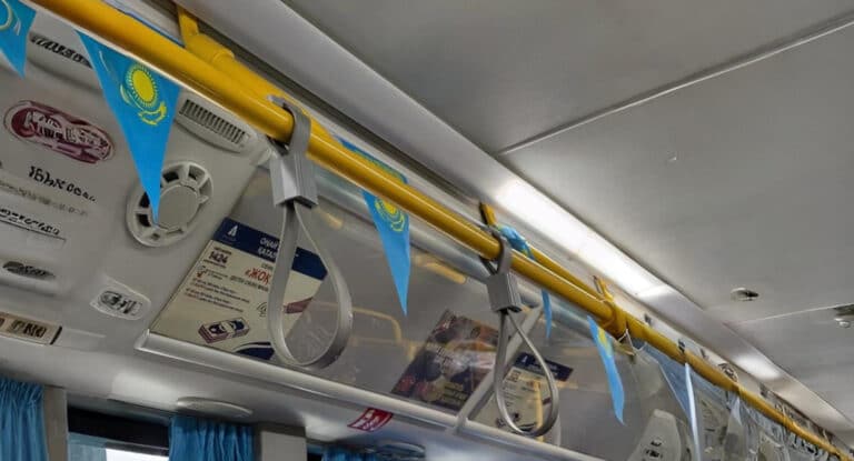 Алматинские автобусы украшают ко Дню Независимости