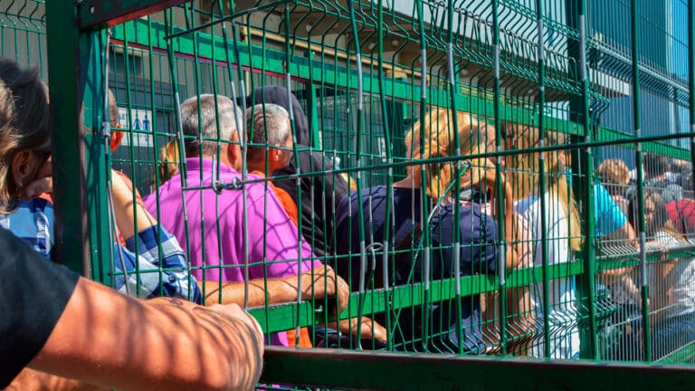 Казахстанцам массово отказывают по въезде в Кыргызстан из-за нового закона